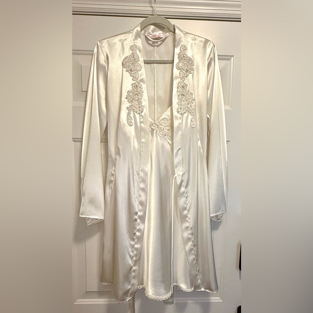 Victoria's Secret Vintage Night Gown & Robe Bridal Collection Sz M NWOT’s